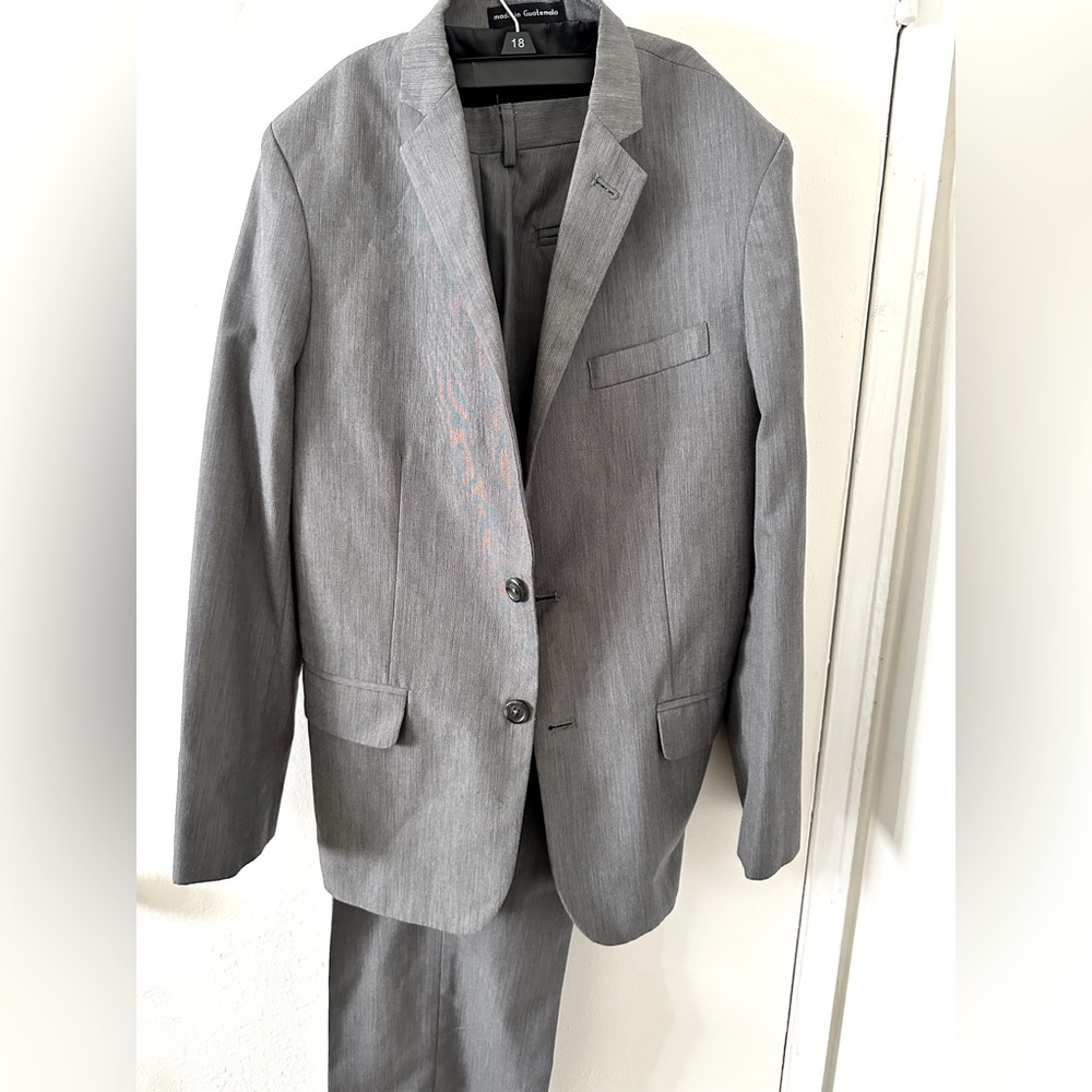 Pre-Owned Boys Calvin Klein size 18 regular suit.
Like new suit

#calvinklein